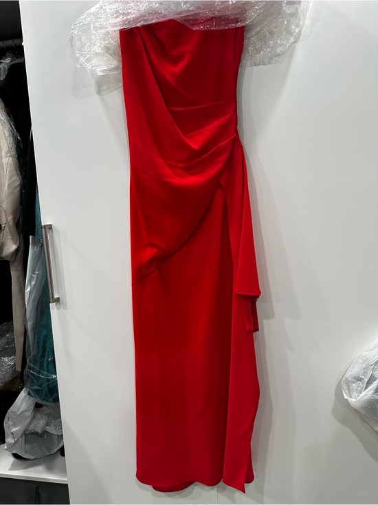 Elliatt Dresses & Skirts - Elliatt Strapless Red Draped Satin Gown